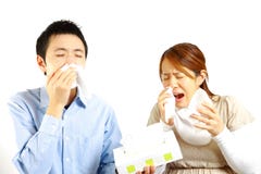 La coppia giapponese soffre da rhinitis  allergico fotografia stock La coppia giapponese soffre da rhinitis  allergico fotografia stock